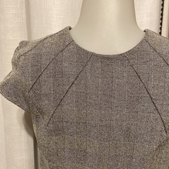 NWT fdress in woven fabric. Cap sleeves, and seam at waist. … - Picture 3 of 14